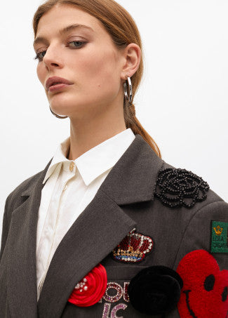 AMERICANA CRUZADA OVERSIZE DETALLE PARCHES