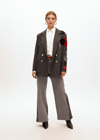 AMERICANA CRUZADA OVERSIZE DETALLE PARCHES