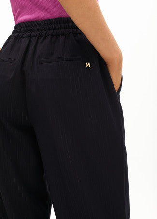 PANTALÓN RECTO CON GOMA RAYA DIPLOMÁTICA. NAVY