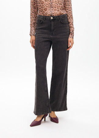 PANTALÓN ANCHO CON TACHAS