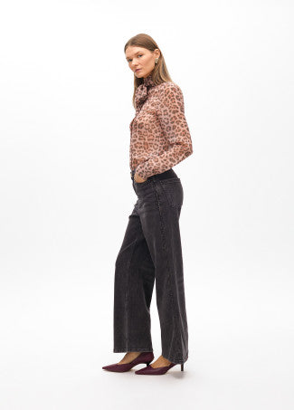 PANTALÓN ANCHO CON TACHAS