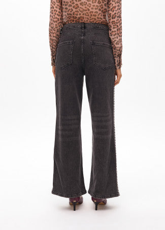 PANTALÓN ANCHO CON TACHAS