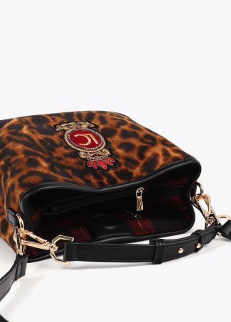 BOLSITO TEJIDO ANIMAL PRINT PARCHE ESCUDO