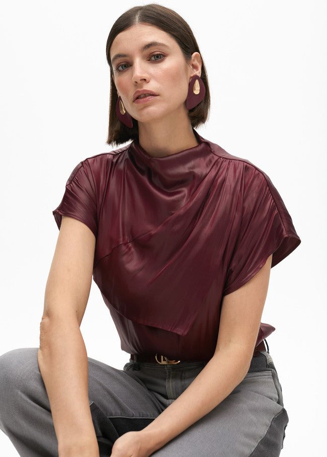 TOP DETALLE DRAPEADO EN MANGA